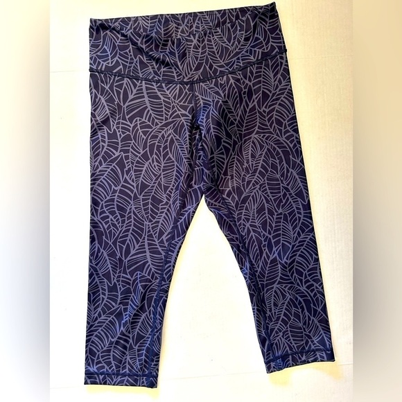 Lululemon wonder under full on Luxtreme crop legging in blue leaf patternSz-8 V6 - Picture 4 of 11